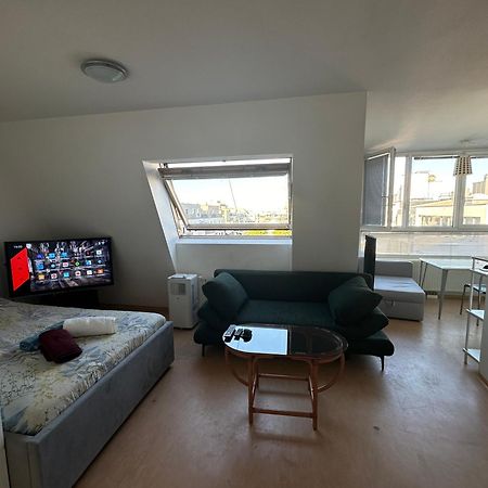Cozy Bright Penthouse Close To U1 And U6 Metros Vídeň Exteriér fotografie